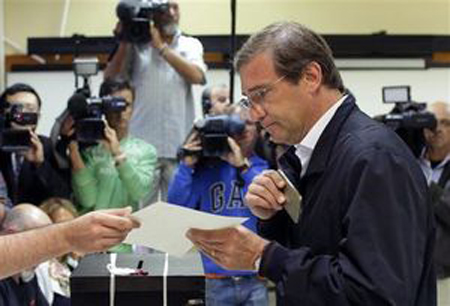 Thủ tướng Pedro Passos Coelho bỏ phiếu tại một địa điểm bầu cử ở Lisbon.